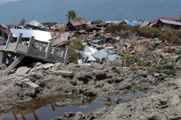 Lumpur yang keluar dari perut bumi pasca-gempa bermagnitudo 7,4 menenggelamkan rumah-rumah di Kelurahan Petobo, Kecamatan Palu Selatan, Kota Palu, Sulawesi Tengah.(KOMPAS.com/ROSYID A AZHAR)