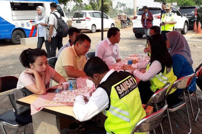 Sejumlah penunggak pajak mengurus pembayaran saat terkena razia di daerah Penjaringan, Jakarta Utara