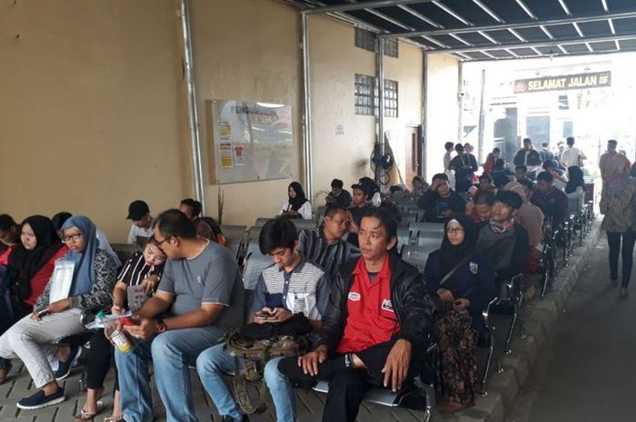 Suasana pelayanan pembuatan dan perpanjang SIM serta SKCK 24 jam di Polres Metro Bekasi Kota, Kamis (02/08/2018).(KOMPAS.com/ DEAN PAHREVI) 