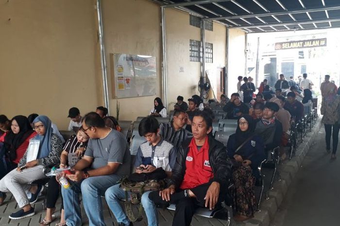 Suasana pelayanan pembuatan dan perpanjang SIM serta SKCK 24 jam di Polres Metro Bekasi Kota, Kamis 