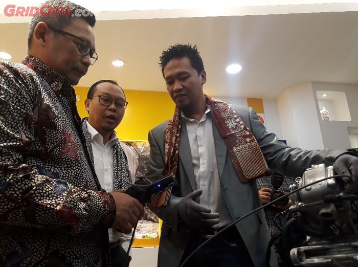 Achmad Sigit tengah mencoba alat peraga yang terdapat di CEC