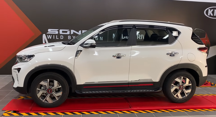 Tampilan samping KIA Sonet dengan beragam aksesori berlapis krom