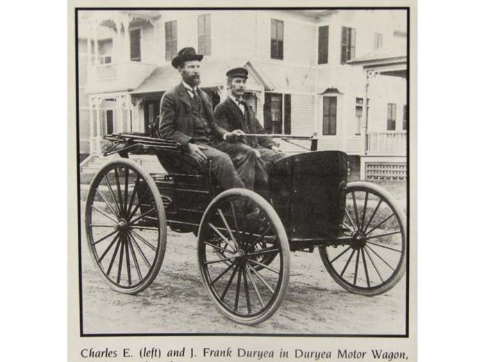 J. Frank Duryea (kanan) dan Charles E. di atas salah satu mobil buatan Duryea Motor Wagon Company