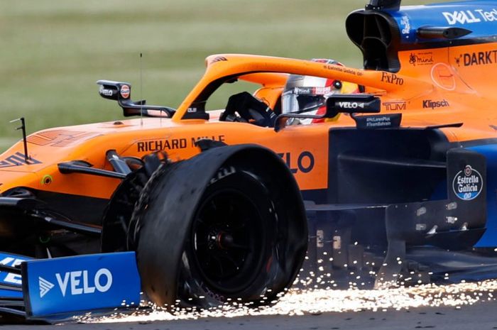 Carlos Sainz mengalami pecah ban depan kiri di F1 Silverstone (02/08/2020)