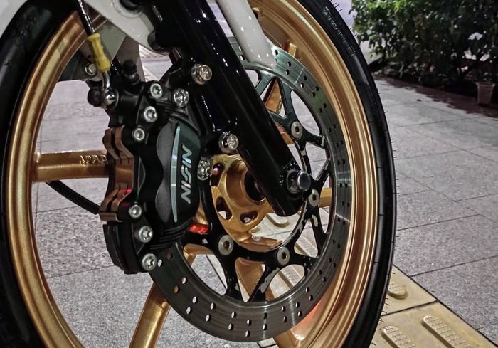 Kawasaki Ninja RR upgrade pengereman Nissin Samurai 4piston untuk depan dan 2piston untuk belakang