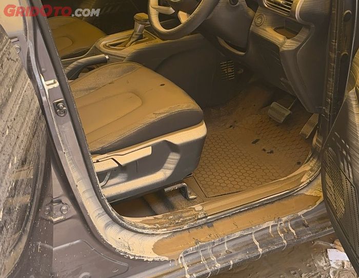 Sisa banjir di karpet mobil bisa menimbulkan bau tak sedap di kabin sehingga perlu dibersihkan dengan cara yang tepat.