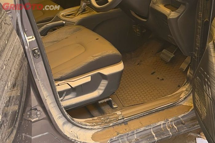 Sisa banjir di karpet mobil bisa menimbulkan bau tak sedap di kabin sehingga perlu dibersihkan dengan cara yang tepat.