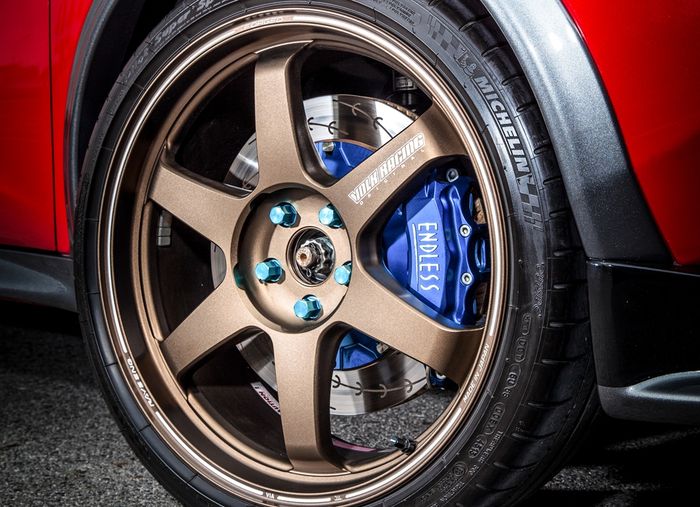 Modifikasi Nissan Juke ditopang pelek Volk Racing TE37 warna bronze 20 inci 