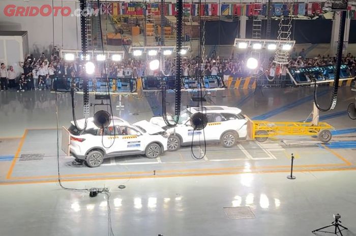 Crash test Chery Tiggo 9 di fasilitas pengujian Chery di kota Wuhu, Cina