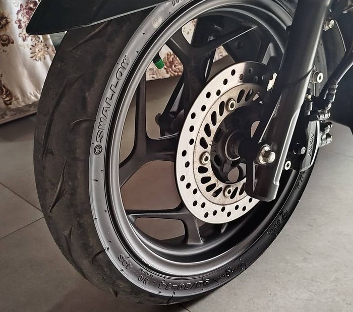 Ilustrasi pelek motor yang sudah downsize ukuran ban