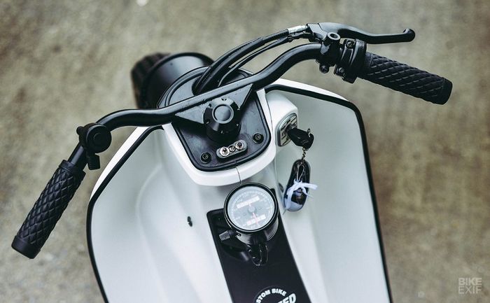 Kokpit Honda Super Cub C125 yang diubah total jadi terondolan