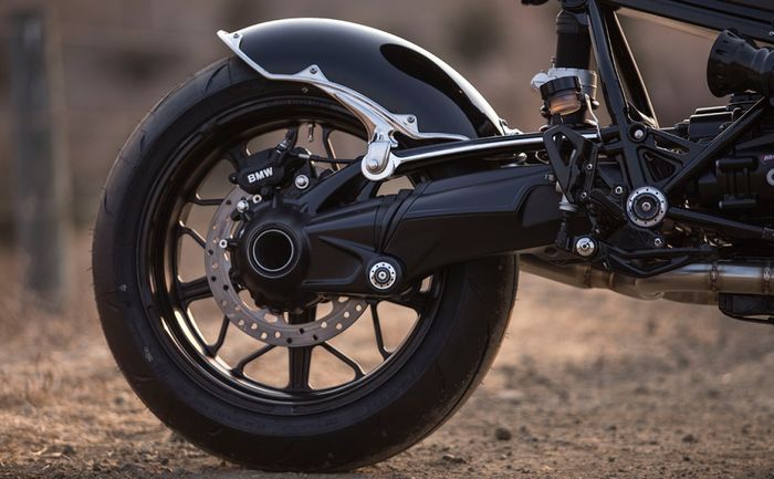 Pelek dari RSD dan ban Dunlop berpasangan serasi dengan sepatbor buatan Sosa