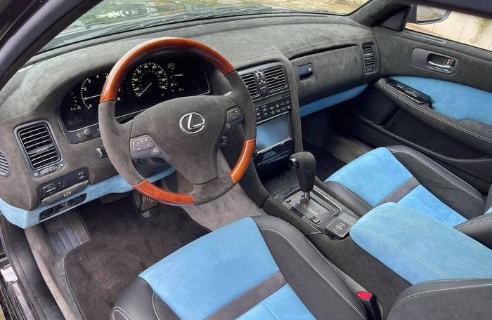 Tampilan interior modifikasi Lexus LS400 bergaya stance VIP