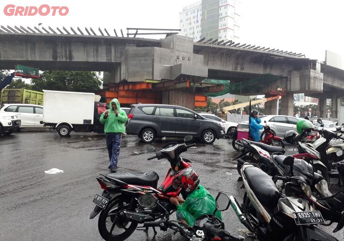 Hujan mengguyur Jakarta sejak Kamis pagi hingga siang membuat arus lalu lintas mengalami kemacetan 