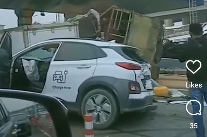Kecelakaan beruntun terjadi di pintu tol Halim Perdanakusuma pagi tadi