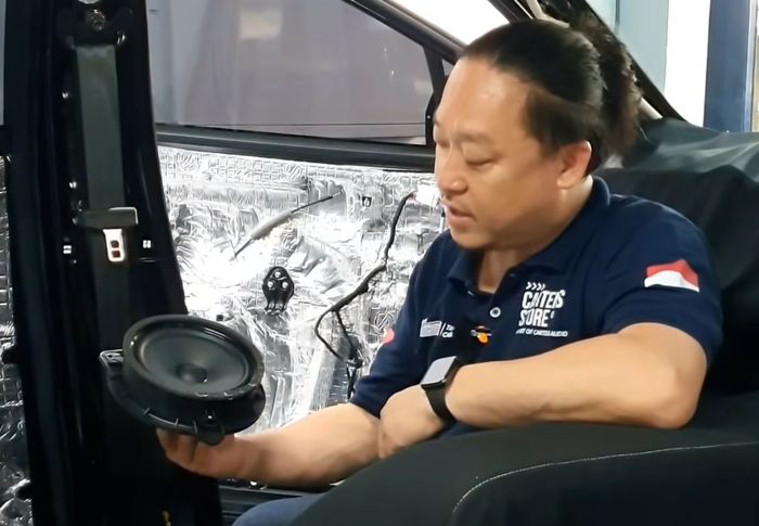 Eddie Susanto, pemilik bengkel spesialis Cartens Audio, Fatmawati, Jakarta Selatan yang membongkar audio Chery Omoda E5.