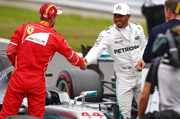 Lewis Hamilton dan Sebastian Vettel di musim 2017, tahun 2018 akan kembali menciptakan persaingan panas?