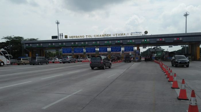 Kendaraan dari arah Jakarta mulai padati antrean di gerbang tol Cikampek Utama I.