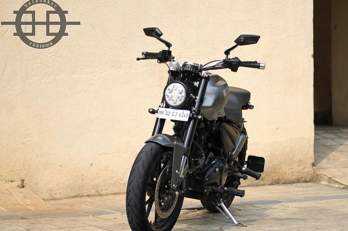 Royal Enfield Thunderbird bergaya street fighter