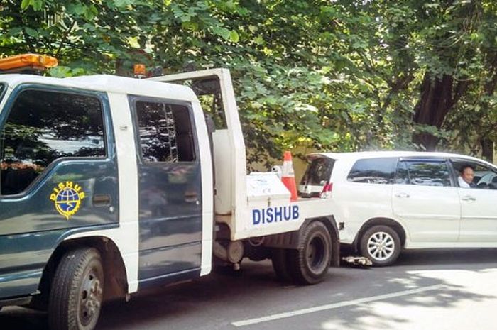 Parkir mobil sembarang, diderek Dishub DKI, lokasi Menteng, Jakpus