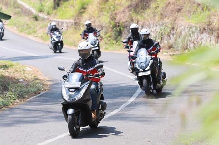 Ilustrasi matic di jalan turunan