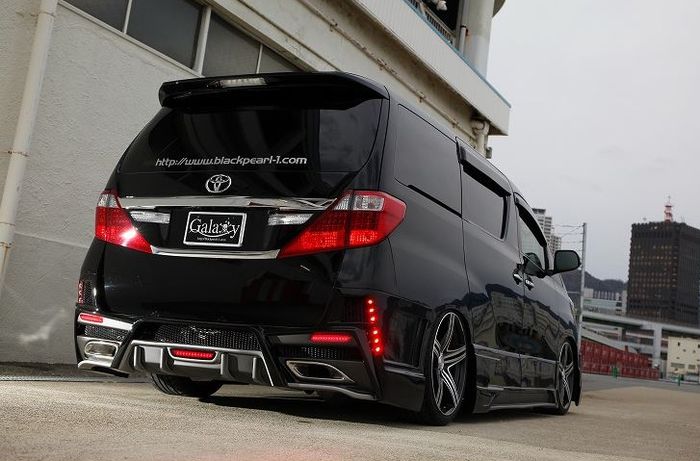 Tampilan belakang modifikasi Toyota Alphard lawas garapan Blackpearl