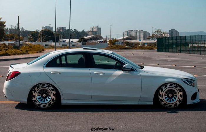Fitment kandas Mercedes-Benz C250 mengandalkan suspensi coilover