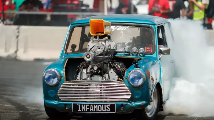 Mesin yang menjulang keluar dari bagian ruang mesinnya