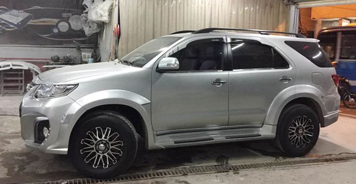 Modifikasi Toyota Fortuner lawas pakai pelek unik model multi-palang