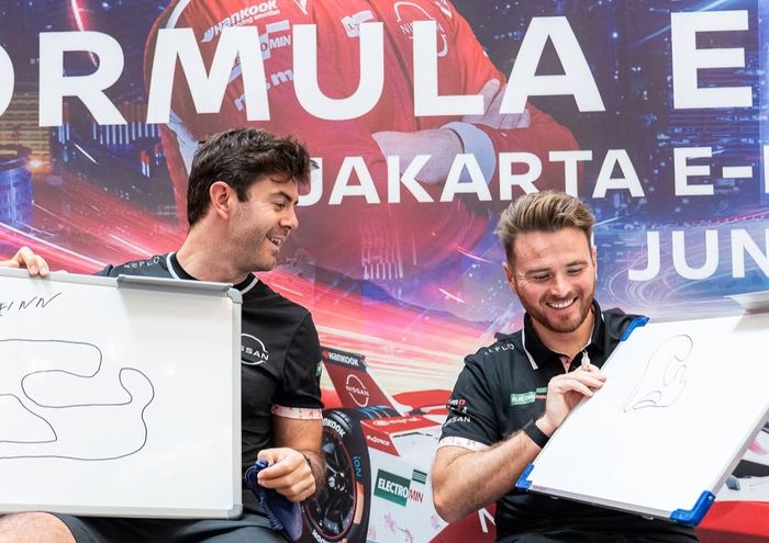 Oliver Rowland serta Norman Nato pebalap dari Tim Nissan Formula E