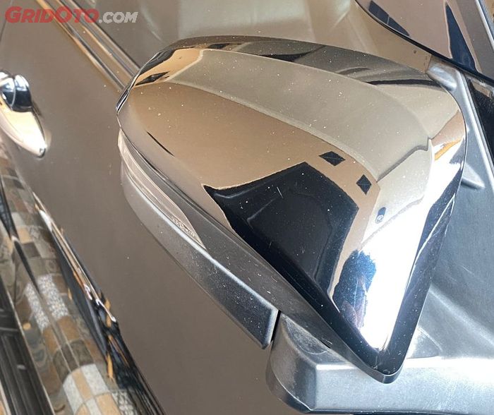 Hampir seluruh bodi Toyota Fortuner milik Andri terkena cipratan cat di jalan tol Japek