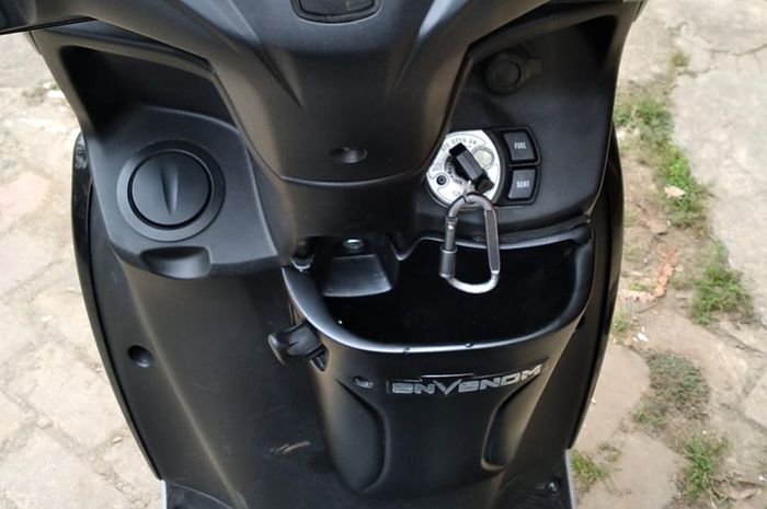 Laci tambahan buat Yamaha FreeGO memanfaatkan lubang baut pada gantungan kunci