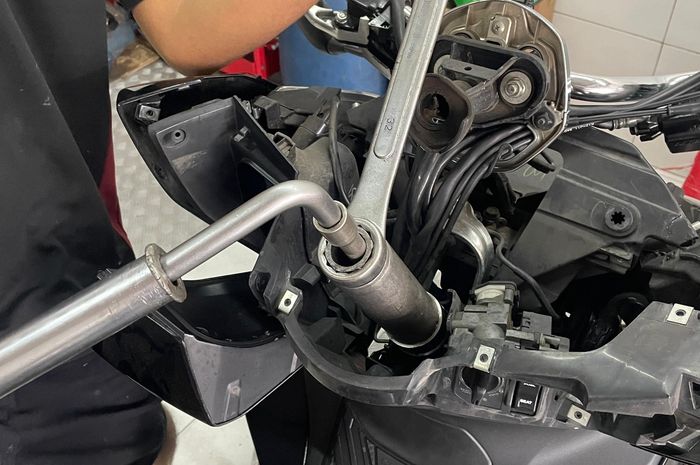 Ini penyebab ban motor matic ngebuang saat pakai rem depan 