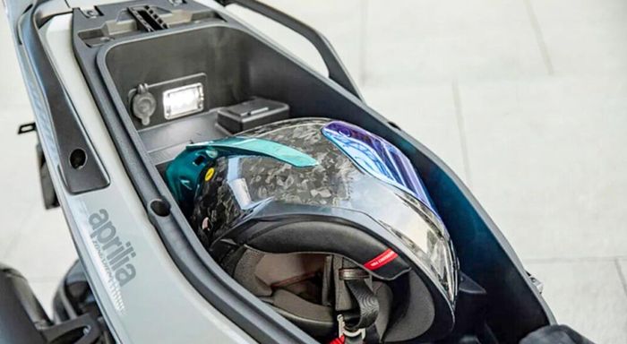 Kapasitas bagasi Aprilia SR Max 250 HPE, muat helm full face