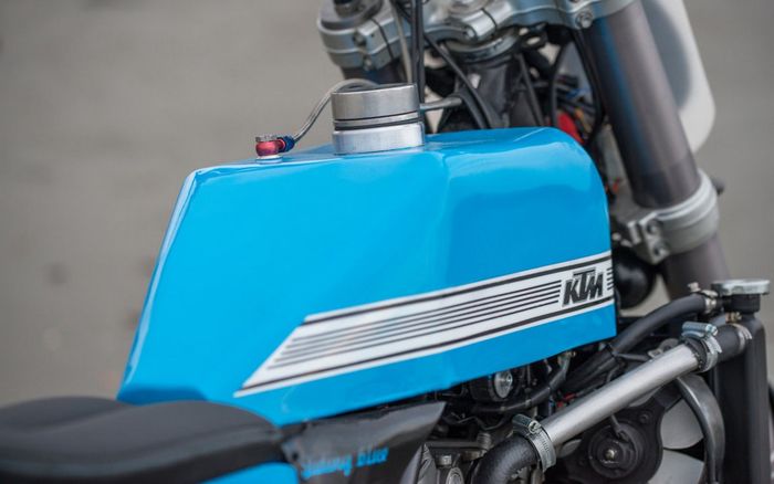 Tangki ala flat tracker tapi sengaja dibuat ngotak banget