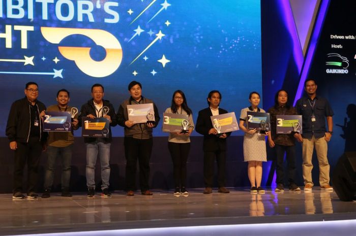 Ketua Panitia Astra Financial GIIAS 2018, Gunawan Salim (ketiga dari kiri) saat menerima penghargaan booth terbaik kategori industri pendukung.