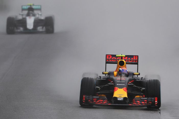 Max Verstappen sempat berada di depan pembalap Mercedes Nico Rosberg pada GP F1 Brasil 2016