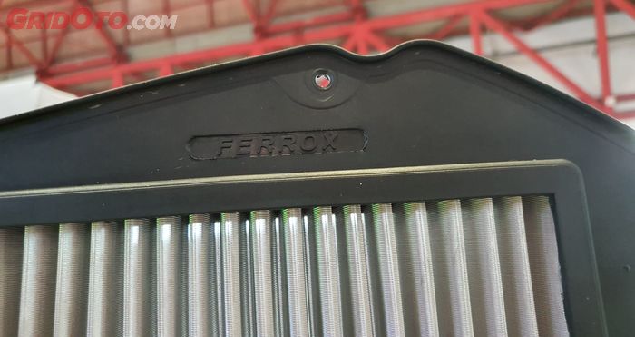 Lubang buat pada filter udara Ferrox sudah dibuat dengan mirip dengan filter bawaan motor