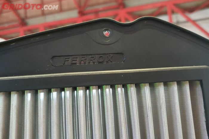 Lubang buat pada filter udara Ferrox sudah dibuat dengan mirip dengan filter bawaan motor
