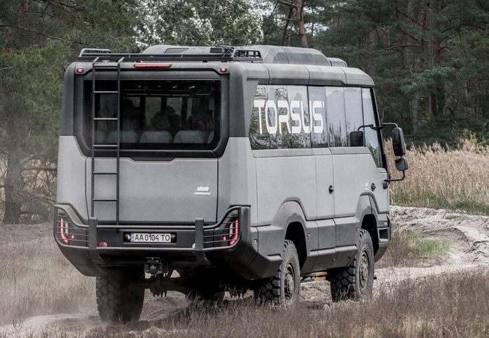 Tampilan belakang bus off-road bernama Torsus Praetorian 