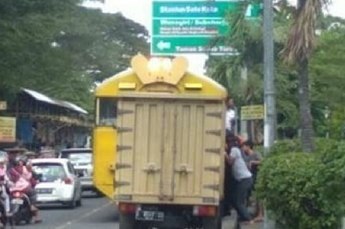 Truk Parkir sembarangan di atas rel kereta kota solo