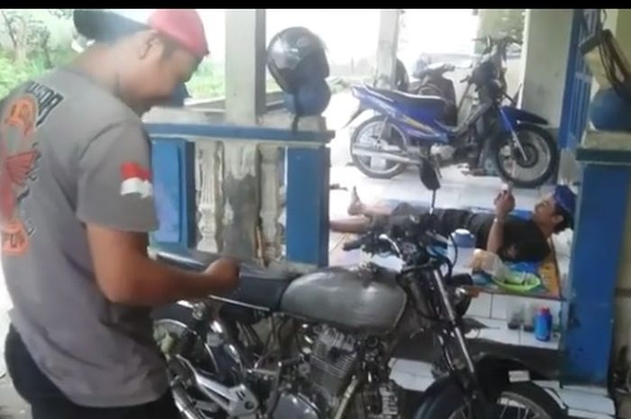 Kayak menghidupkan Honda Civic, pria menyalakan Honda CB lawas pakai remote