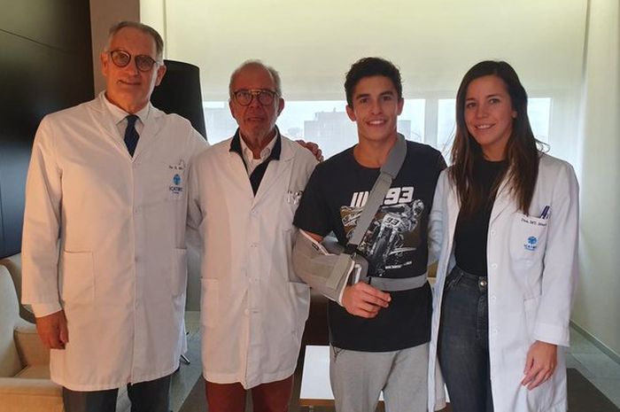 Marc Marquez bersama dengan dokter setelah operasi yang membuatnya nyaris kena denda