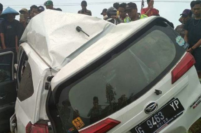 Daihatsu Sigra Ringsek Ditabrak Kereta