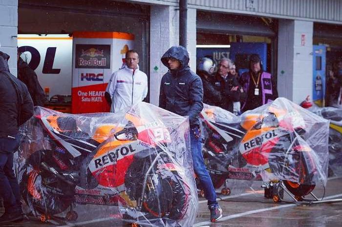 Garasi Repsol Honda di MotoGP Inggris 2018 yang diguyur hujan