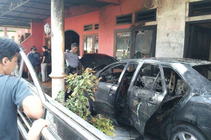 Sebuah mobil yang diparkir di teras sebuah rumah di Jalan Jalak 2 Kuncen Lama RT 12 RW I, Ungaran, Kabupaten Semarang, Selasa (24/7/2018) siang terbakar dan nyaris menghabiskan seluruh rumah.(KOMPAS.com/SYAHRUL MUNIR)
