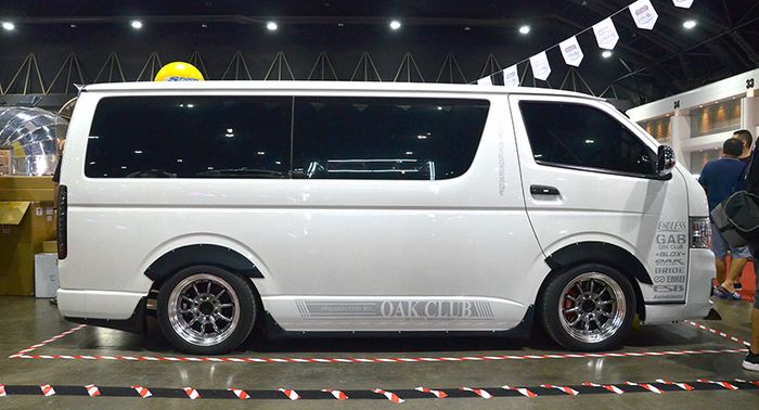 Toyota HiAce ditopang pelek konstruksi 2 piece lansiran Enkei