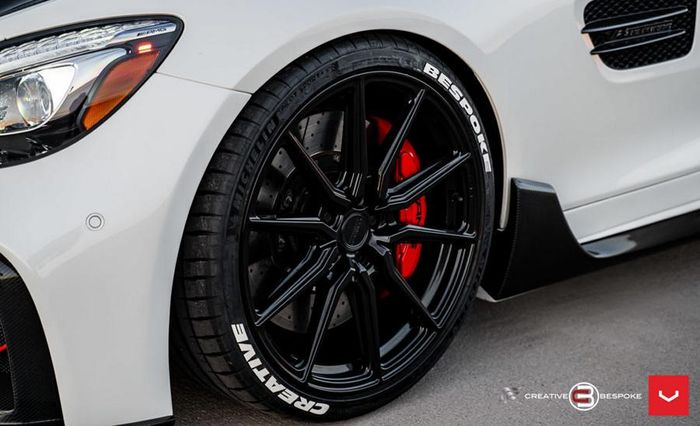 pelek Vossen HF-3 warna hitam glossy dan dibalut ban Pirelli Pzero.