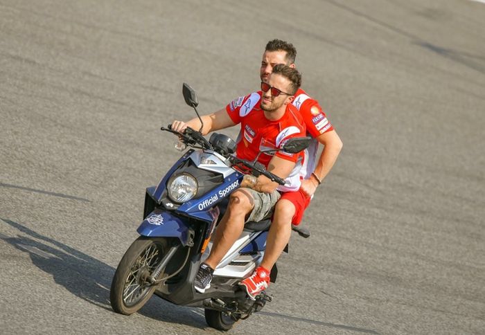 Aksi pembalap Ducati naik motor matik