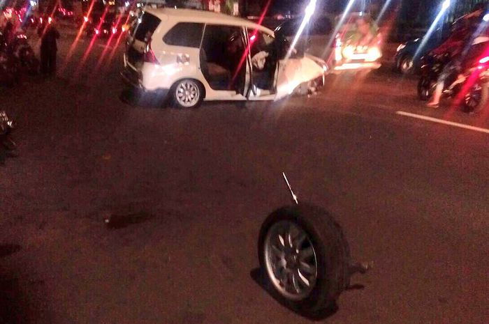Toyota Avanza warna putih mengalami kecelakaan Minggu dinihari (1/4/2018) yang jadi pembicaraan hangat rodanya bisa lepas begitu
